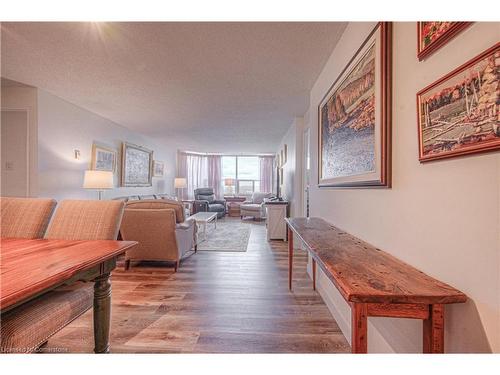 1806-55 Green Valley Drive, Kitchener, ON - Indoor Photo Showing Living Room