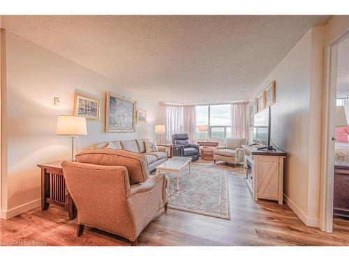 1806-55 Green Valley Drive, Kitchener, ON - Indoor Photo Showing Living Room