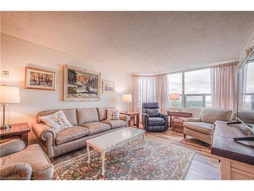 1806-55 Green Valley Drive, Kitchener, ON - Indoor Photo Showing Living Room