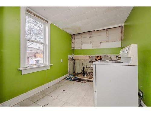 7 Glasgow Street, Kitchener, ON - Indoor Photo Showing Laundry Room