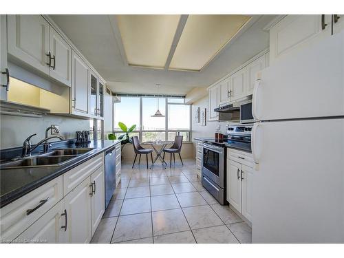 1807-6 Willow Street, Waterloo, ON - Indoor Photo Showing Kitchen With Double Sink