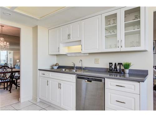 1807-6 Willow Street, Waterloo, ON - Indoor Photo Showing Kitchen