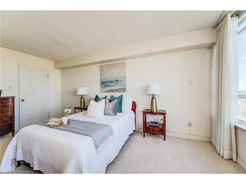 1807-6 Willow Street, Waterloo, ON - Indoor Photo Showing Bedroom