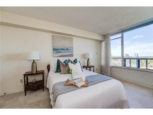 1807-6 Willow Street, Waterloo, ON - Indoor Photo Showing Bedroom