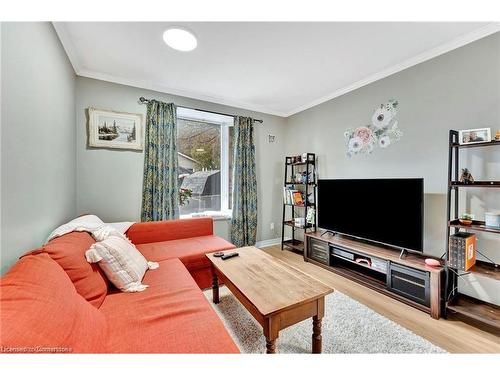 93 Roberts Crescent, Kitchener, ON - Indoor Photo Showing Living Room