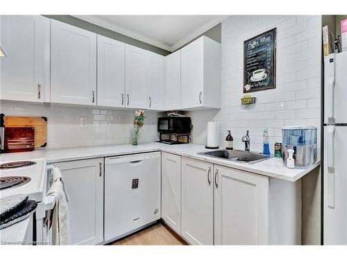 93 Roberts Crescent, Kitchener, ON - Indoor Photo Showing Kitchen