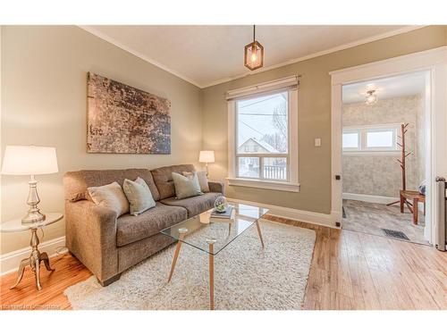 19 Paisley Heights, Cambridge, ON - Indoor Photo Showing Living Room