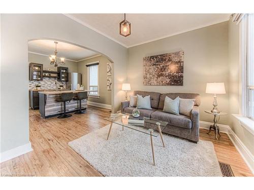 19 Paisley Heights, Cambridge, ON - Indoor Photo Showing Living Room