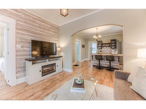 19 Paisley Heights, Cambridge, ON - Indoor Photo Showing Living Room