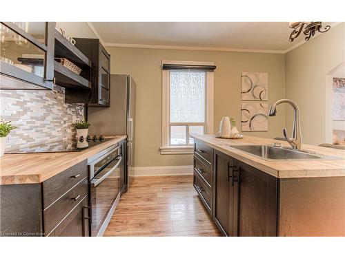 19 Paisley Heights, Cambridge, ON - Indoor Photo Showing Kitchen