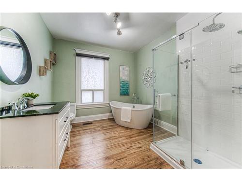 19 Paisley Heights, Cambridge, ON - Indoor Photo Showing Bathroom