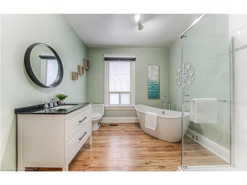 19 Paisley Heights, Cambridge, ON - Indoor Photo Showing Bathroom