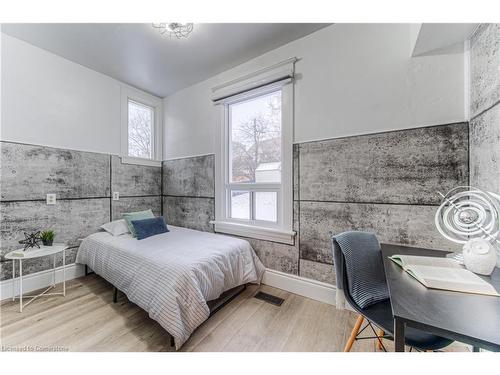 19 Paisley Heights, Cambridge, ON - Indoor Photo Showing Bedroom