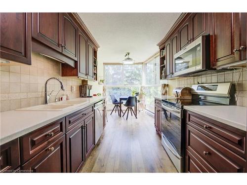 204-20 Berkley Road, Cambridge, ON - Indoor Photo Showing Kitchen