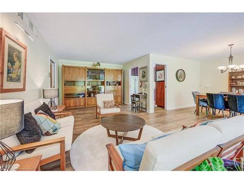 204-20 Berkley Road, Cambridge, ON - Indoor Photo Showing Living Room