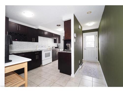 14-35 Breckenridge Drive, Kitchener, ON - Indoor Photo Showing Kitchen