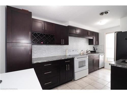 14-35 Breckenridge Drive, Kitchener, ON - Indoor Photo Showing Kitchen