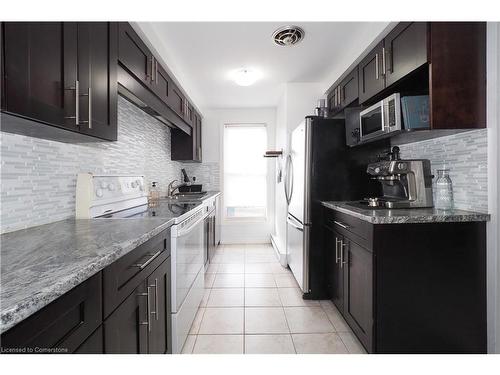 14-35 Breckenridge Drive, Kitchener, ON - Indoor Photo Showing Kitchen