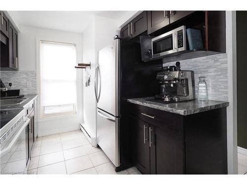 14-35 Breckenridge Drive, Kitchener, ON - Indoor Photo Showing Kitchen