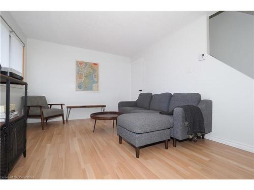 14-35 Breckenridge Drive, Kitchener, ON - Indoor Photo Showing Living Room