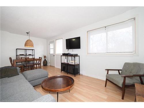 14-35 Breckenridge Drive, Kitchener, ON - Indoor Photo Showing Living Room