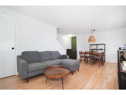 14-35 Breckenridge Drive, Kitchener, ON - Indoor Photo Showing Living Room