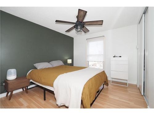 14-35 Breckenridge Drive, Kitchener, ON - Indoor Photo Showing Bedroom