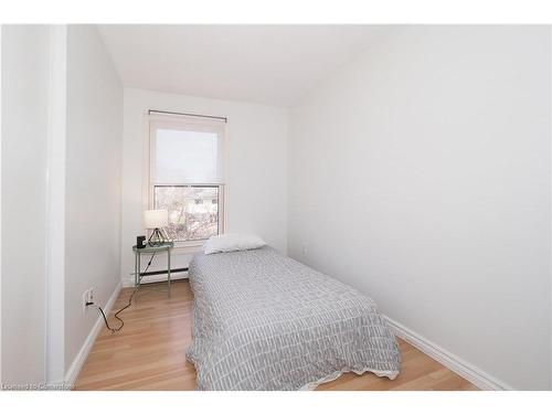 14-35 Breckenridge Drive, Kitchener, ON - Indoor Photo Showing Bedroom