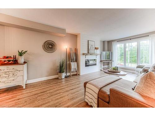 7-600 White Elm Boulevard, Waterloo, ON - Indoor Photo Showing Living Room