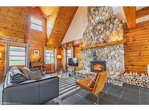 3855 Hessen Strasse, Wellesley, ON - Indoor Photo Showing Living Room With Fireplace