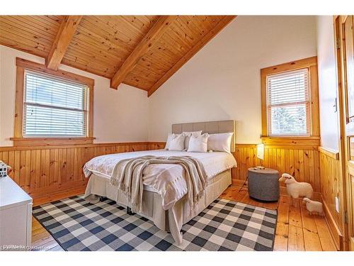 3855 Hessen Strasse, Wellesley, ON - Indoor Photo Showing Bedroom