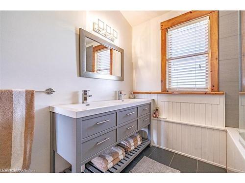 3855 Hessen Strasse, Wellesley, ON - Indoor Photo Showing Bathroom