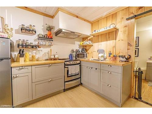 3855 Hessen Strasse, Wellesley, ON - Indoor Photo Showing Kitchen