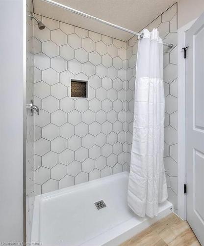 61 Wilkinson Avenue, Cambridge, ON - Indoor Photo Showing Bathroom