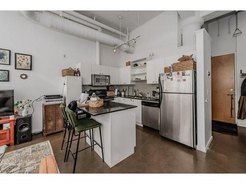 217-404 King Street W, Kitchener, ON - Indoor Photo Showing Kitchen