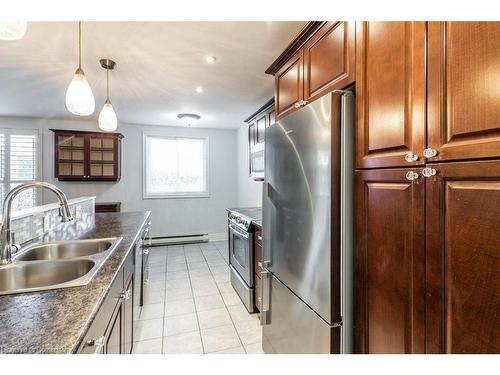 101-1106 Jalna Boulevard, London, ON - Indoor Photo Showing Kitchen With Double Sink