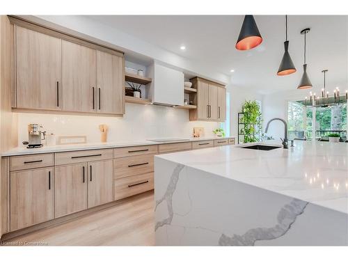 195 Riverbank Drive, Cambridge, ON - Indoor Photo Showing Kitchen With Upgraded Kitchen