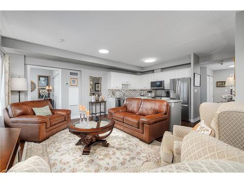 906-170 Water Street N, Cambridge, ON - Indoor Photo Showing Living Room