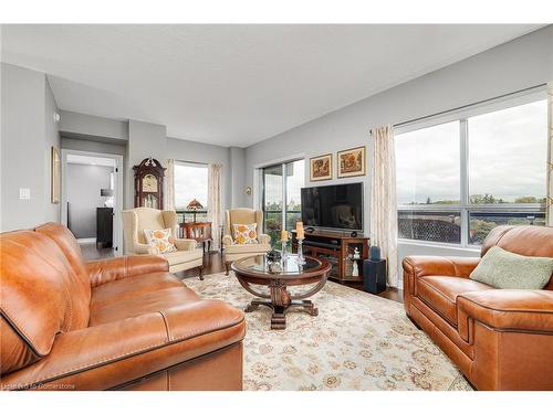 906-170 Water Street N, Cambridge, ON - Indoor Photo Showing Living Room