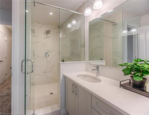 252 Green Gate Boulevard, Cambridge, ON - Indoor Photo Showing Bathroom