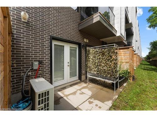 21A-1430 Highland Road W, Kitchener, ON - Outdoor