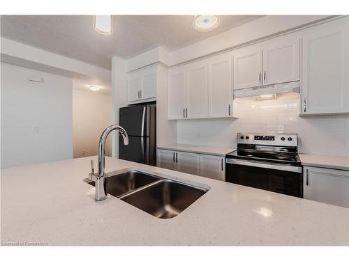 A06-142 Foamflower Place, Waterloo, ON - Indoor Photo Showing Kitchen With Double Sink With Upgraded Kitchen