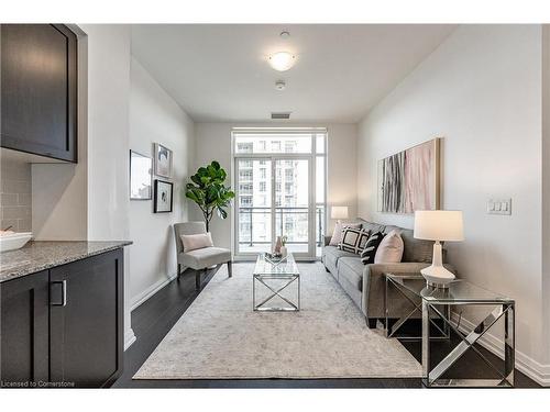 905-155 Caroline Street, Waterloo, ON - Indoor Photo Showing Living Room