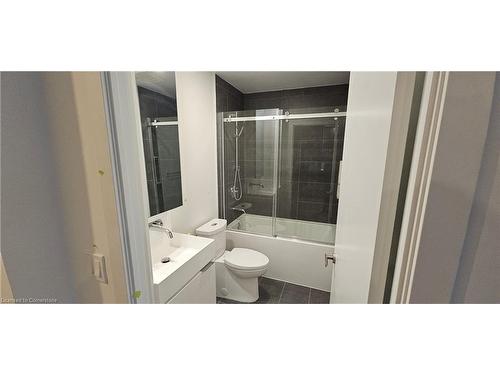 405-370 Martha Street, Burlington, ON - Indoor Photo Showing Bathroom