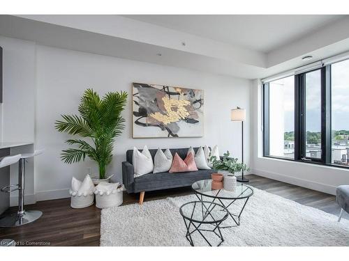 609-103 Roger Street, Waterloo, ON - Indoor Photo Showing Living Room