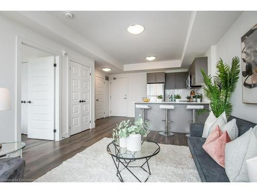 609-103 Roger Street, Waterloo, ON - Indoor Photo Showing Living Room