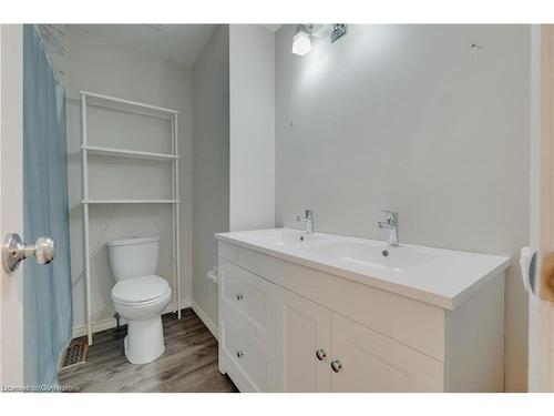 8-78 Bee Street, Woodstock, ON - Indoor Photo Showing Bathroom