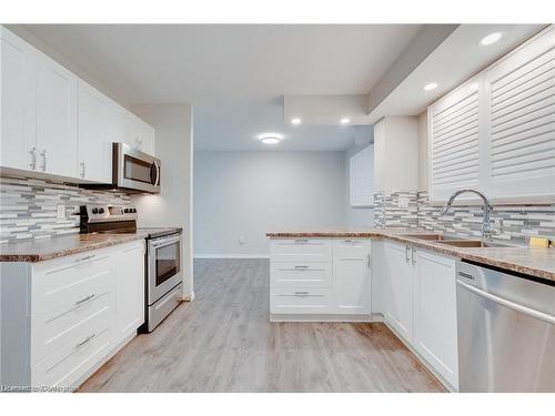 8-78 Bee Street, Woodstock, ON - Indoor Photo Showing Kitchen With Upgraded Kitchen