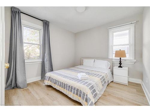 22 East 39Th Street, Hamilton, ON - Indoor Photo Showing Bedroom