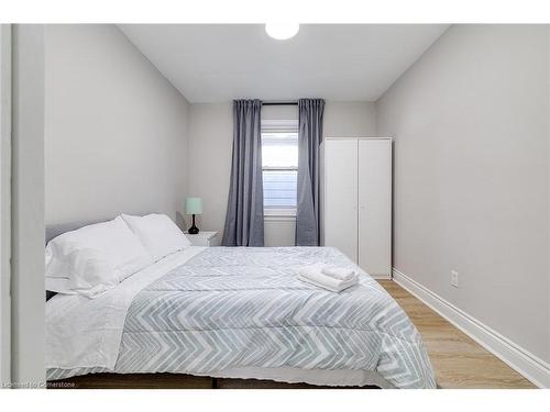 22 East 39Th Street, Hamilton, ON - Indoor Photo Showing Bedroom